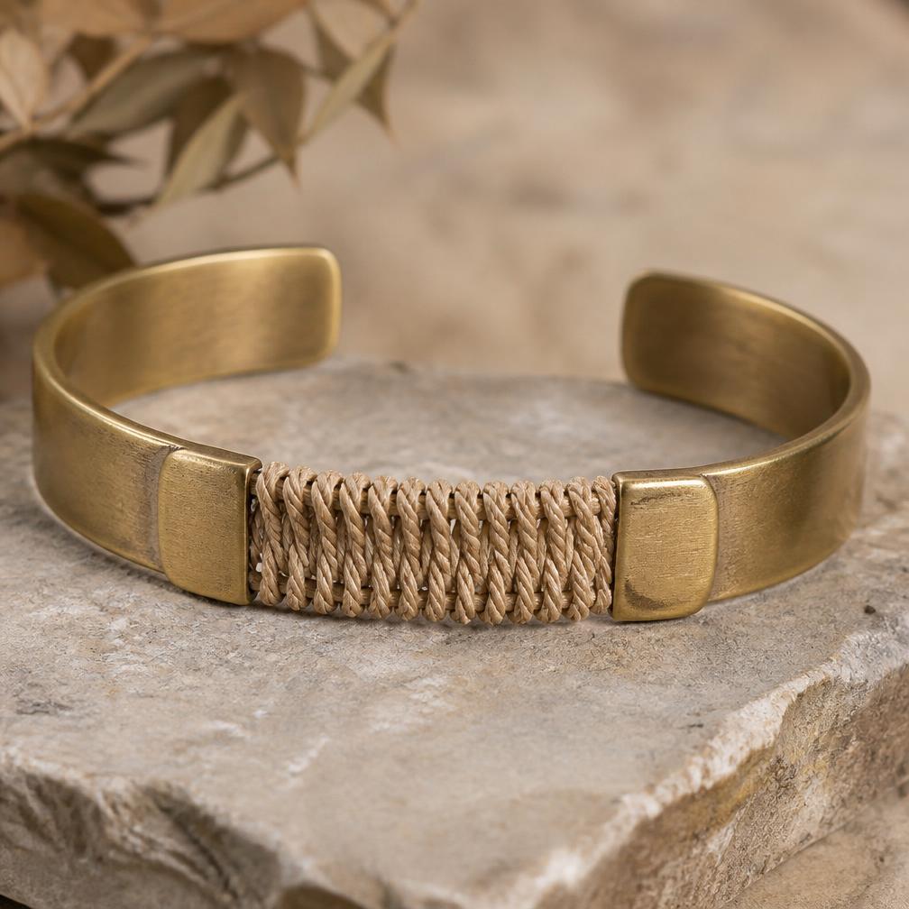 Bracciale rigido in ottone — Ottone spazzolato con dettaglio in lino, misura regolabile.
