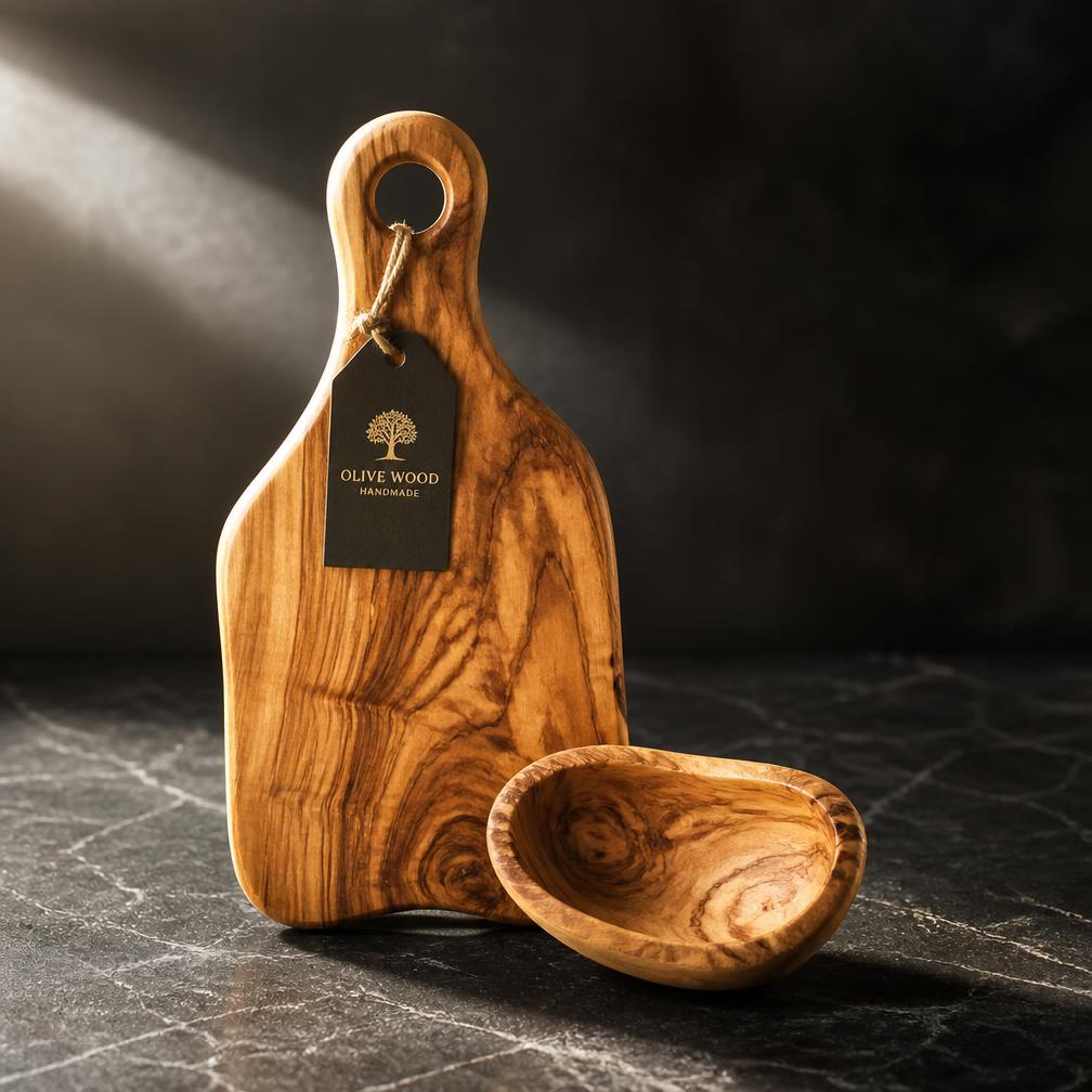 Set tagliere e coppetta in ulivo — Legno di ulivo con finitura oliata, confezione regalo inclusa.